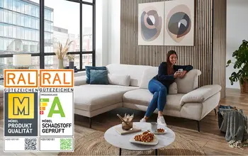 Modernes Wohnzimmer mit heller Eckcouch, Parkettboden und bodentiefen Fenstern – stilvolles, gemütliches Ambiente mit urbanem Flair und warmen Holzelementen
